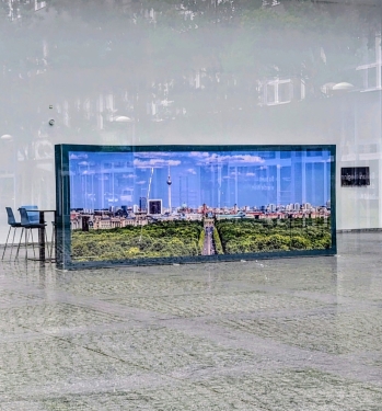 Atrium mit Berlinpanorama mit Vogelschiss, Brunnenstraße, Gesundbrunnen, Berlin, Juli 2024