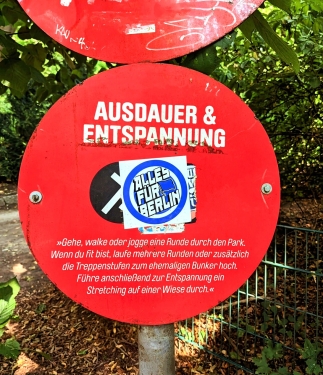 Ausdauer & Entspannung - Alles für Berlin, Schild, Humboldthain, Gesundbrunnen, Berlin, Juli 2024