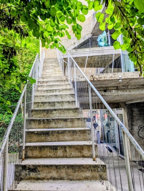 Außentreppe im Hinterhof, Brunnenstraße, Mitte, Berlin, Mai 2024