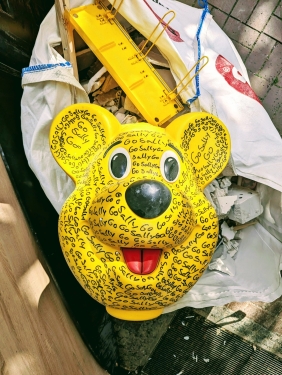 Bärenkopf auf Schuttbeutel, Brunnenstraße, Gesundbrunnen, Berlin, April 2024