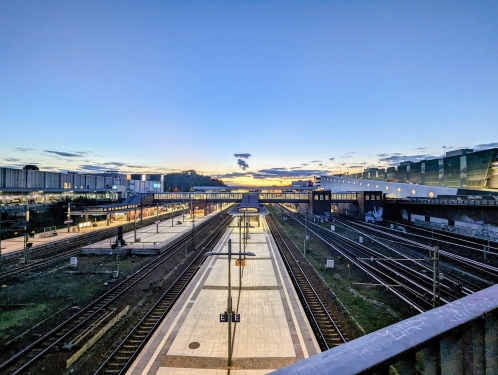 Bahnhof Berlin Gesundbrunnen bei Abenddämmerung, Gesundbrunnen, Berlin, Oktober 2023