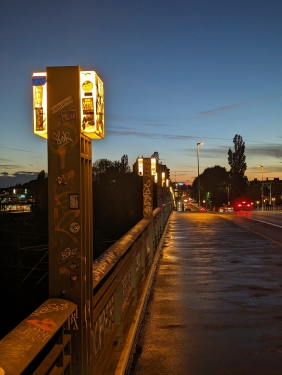 Behmstraßenbrücke bei Abenddämmerung, Prenzlauer Berg, Berlin, Oktober 2023