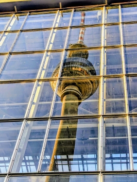 Berliner Fernsehturm, Bahnhof Berlin Alexanderplatz, Alexanderplatz, Mitte, Berlin, Juni 2024