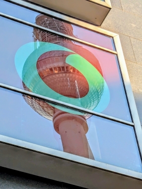 Berliner Fernsehturm mit Vogelschiss, Cubix, Rathausstraße, Mitte, Berlin, Juni 2024