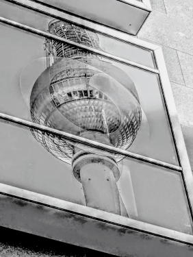 Berliner Fernsehturm mit Vogelschiss, Cubix, Rathausstraße, Mitte, Berlin, Juni 2024