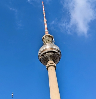 Berliner Fernsehturm mit Möwe, Bahnhof Berlin Alexanderplatz, Mitte, Berlin, Juni 2024
