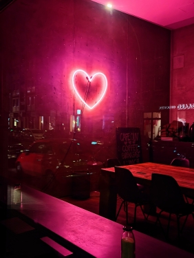 Leuchtendes Herz, Café Oliv, Mitte, Berlin, Mai 2024