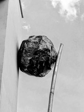 Die Kugel des Sisyphos, Simon Deppierraz, Hauswand, Pappelallee, Prenzlauer Berg, Mai 2024