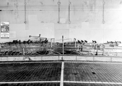 Einkaufswägen, Parkhaus Wedding, Gesundbrunnen, Berlin, August 2024