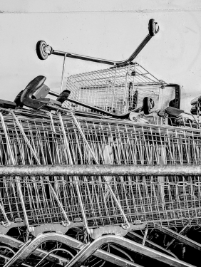 Einkaufswägen, Parkhaus Wedding, Gesundbrunnen, Berlin, August 2024