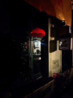 Fenster bei Nacht, Mitte, Berlin, Mai 2024