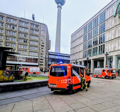 Feuerwehrfahrzeuge, Alexanderplatz, Mitte, Berlin, Juni 2024