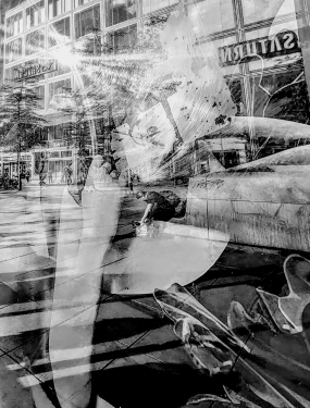 Frau, Tram-Haltestelle, Alexanderplatz, Mitte, Berlin, Juni 2024