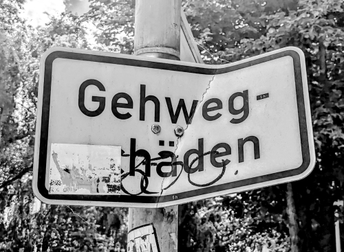 Gehwegschäden, Schild, Dänenstraße, Prenzlauer Berg, Berlin, Juli 2024