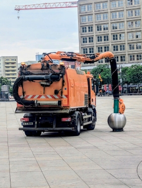 Großkehrmaschine, Berlin Alexanderplatz, Mitte, Berlin, Juni 2024