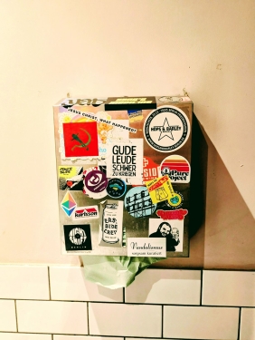 Gude Leude schwer zu kriegen, Papierspender, Vagabund Brauerei, Wedding, Berlin, März 2024