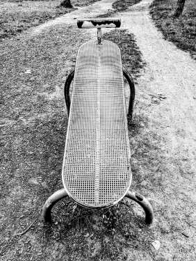 Hantelbank, Volkspark Friedrichshain, Friedrichshain, Berlin, Juli 2024