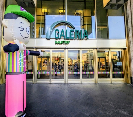 Haupteingang Galeria Kaufhof, Alexanderplatz, Mitte, Berlin, Juni 2024