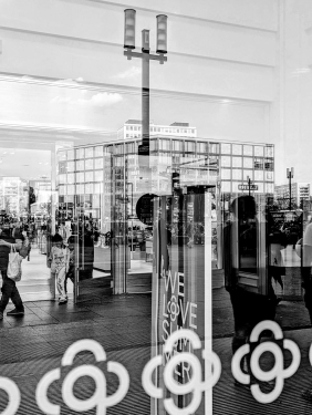 Haupteingang Galeria Kaufhof, Alexanderplatz, Mitte, Berlin, Juni 2024