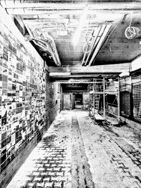 Hausdurchgang mit Fliesenmosaik, Brunnenstraße, Gesundbrunnen, Berlin, Oktober 2023