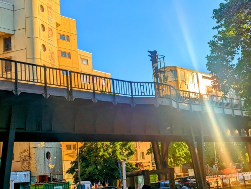 U-Bahn auf Hochbahnviadukt, Skalitzer Straße, Kreuzberg, Berlin, Mai 2024