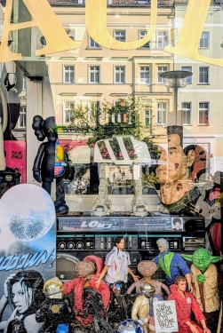 Imperialer Kampfläufer (AT-AT), Schaufenster, Oderberger Straße, Prenzlauer Berg, Berlin, Mai 2024