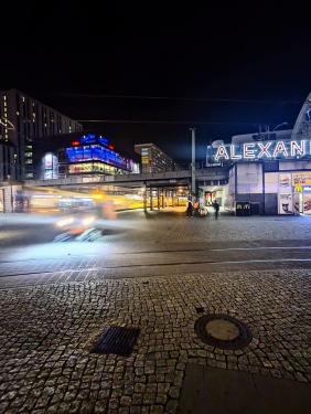 Kleinkehrmaschine, Bahnhof Alexanderplatz, Mitte, Berlin, Mai 2024