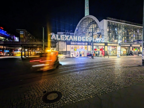 Kleinkehrmaschine, Bahnhof Alexanderplatz, Mitte, Berlin, Mai 2024