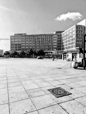 Kleinkehrmaschine, Berlin Alexanderplatz, Mitte, Berlin, Juni 2024