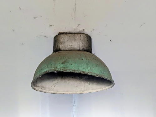 Lampe im Hausdurchgang, Ballhaus Ost, Pappelallee, Prenzlauer Berg, Berlin, Mai 2024