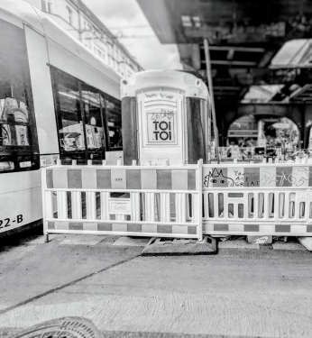 Mobiles Toilettenhäuschen, U-Bahn-Halstestelle Eberswalder Straße, Prenzlauer Berg, Berlin, Juli 2024