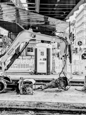 Mobiles Toilettenhäuschen, U-Bahn-Haltestelle Eberswalder Straße, Prenzlauer Berg, Juni 2024