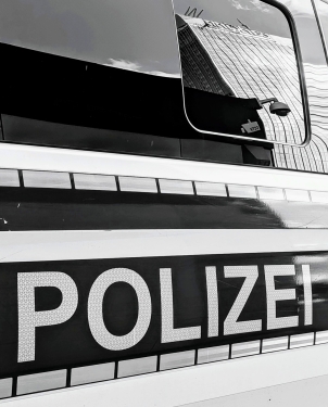 Polizeifahrzeug, Alexanderplatz, Mitte, Berlin, Juni 2024