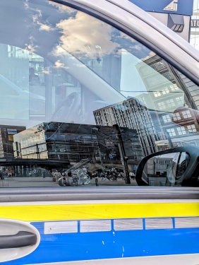 Cubix, Polizeifahrzeug, Alexanderplatz, Mitte, Berlin, Juni 2024