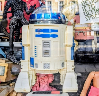 R2-D2, Schaufenster, Oderberger Straße, Prenzlauer Berg, Berlin, Mai 2024