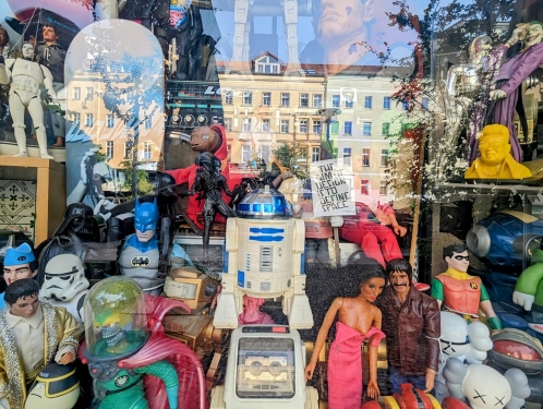 R2-D2, Schaufenster, Oderberger Straße, Prenzlauer Berg, Berlin, Mai 2024
