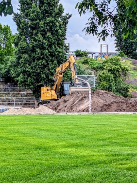 Raupenbagger, Mauerpark, Prenzlauer Berg, Berlin, Mai 2024