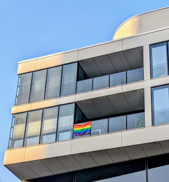 Regenbogenfahne, Vapiano, Rathausstraße, Mitte, Berlin, Juni 2024