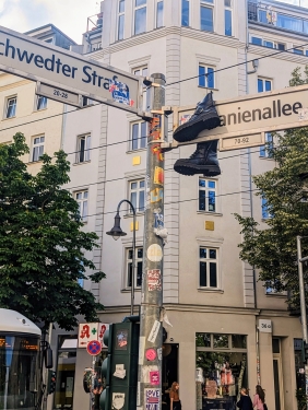 Schuhe, Kastanienallee, Prenzlauer Berg, Berlin, Juni 2024