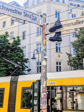 Schuhe, Kastanienallee, Prenzlauer Berg, Berlin, Juni 2024