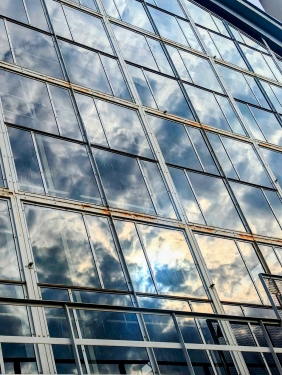 Sonnenlicht bricht durch Wolkendecke, Bahnhof Berlin Alexanderplatz, Mitte, Berlin, Juni 2024