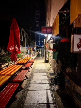 Straßenflucht bei Nacht, Mulackstraße, Mitte, Berlin, Mai 2024