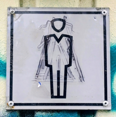 Toilettenschild, Volkspark Friedrichshain, Friedrichshain, Berlin, Juli 2024