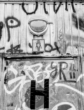 Toilettenschild, Volkspark Friedrichshain, Friedrichshain, Berlin, Juli 2024_1