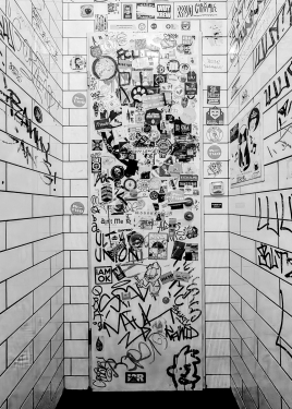 Toilettentür, Penny Short Bar, Schillerkiez, Neukölln, Berlin, Juli 2024