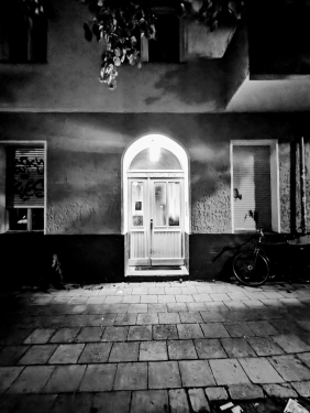 Tür bei Nacht, Berlin, Oktober 2023