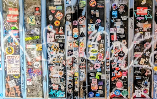 Tür voller Aufkleber, Berlin, Mai 2024