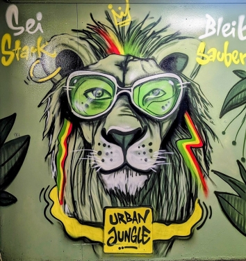 Urban Jungle, Bahnsteig Kottbusser Tor, Kreuzberg, Berlin, Mai 2024