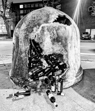 Speiender Altglascontainer, Brunnenstraße, Gesundbrunnen, Berlin, Februar 2024