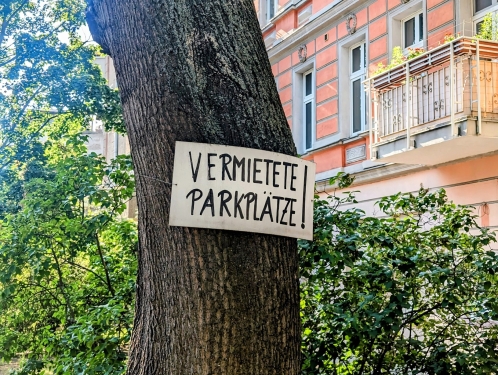 Vermietete Parkplätze!, Maximilianstraße, Pankow, Berlin, Mai 2024